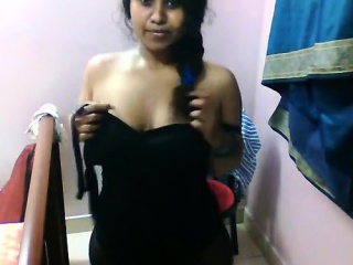 Indian Tamil Girl Shows Off Her Big Boobs and Body in Webcam